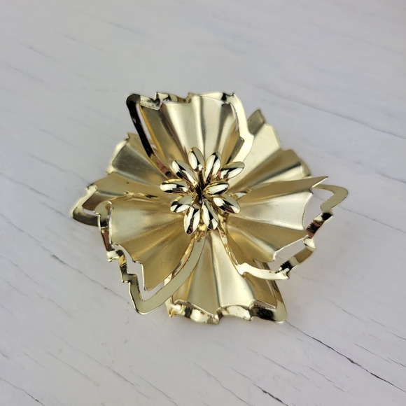 Vintage 1960s Brooch Gold Tone Metal Flower - Picture 7 of 15